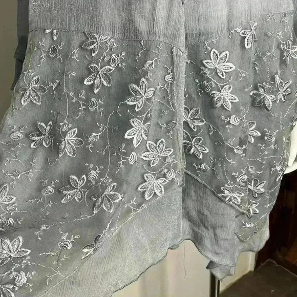 Pretty Angel Gray Lace Embriudered Handkerchief Boho Blouse Size Medium - Picture 8 of 14